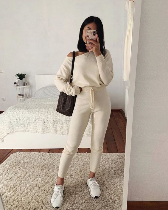 Outfits con ropa holgada para estar muy cómoda en casa